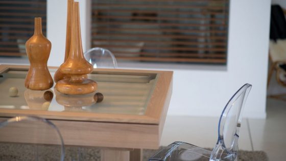 Descubra cómo elegir un billar y una mesa de comedor para 8-10 personas. Consejos de Toulet para un mueble duradero, acogedor y a medida.