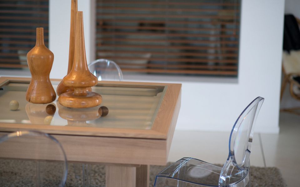 Descubra cómo elegir un billar y una mesa de comedor para 8-10 personas. Consejos de Toulet para un mueble duradero, acogedor y a medida.