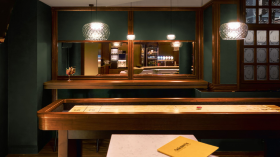 Instalación Shuffleboard a medida Pub - Maison Toulet